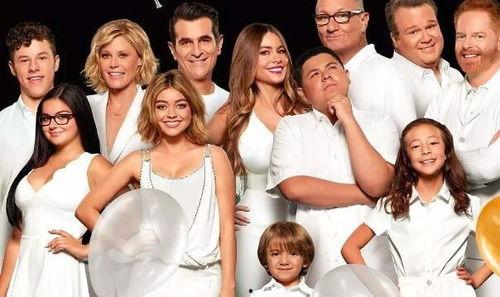 摩登家庭 第九季,温馨家庭新篇章，笑与泪交织的温馨故事